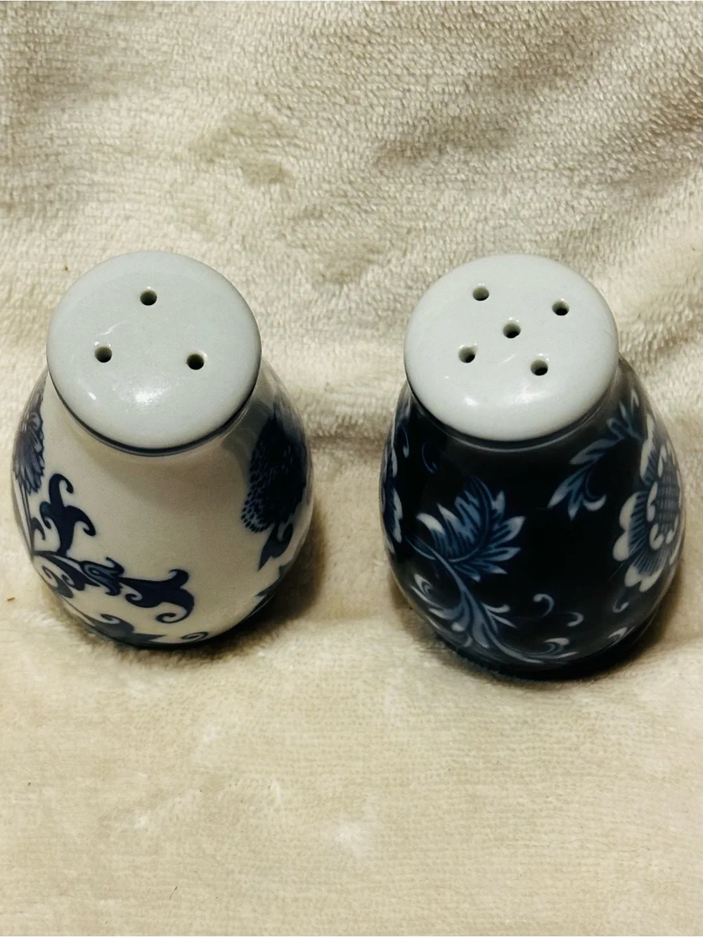 VTG Pier 1 Imports Chinoiserie Blue& White Porcelain S/P Shakers Floral EUC